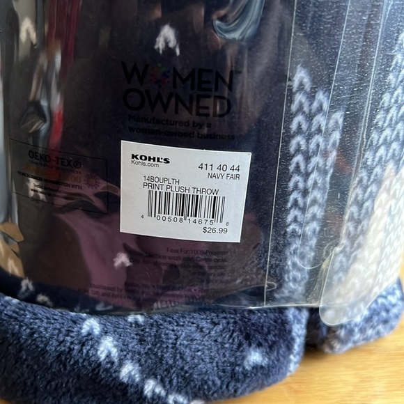 The Big One Navy and White Plush Throw - Picture 3 of 3